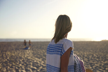 Rückansicht einer am Strand stehenden Frau gegen den klaren Himmel - CAVF02701