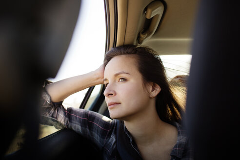Frau schaut weg, während sie im Auto sitzt - CAVF02747