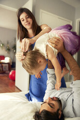 Glückliche Eltern mit Mädchen zu Hause - CAVF02801