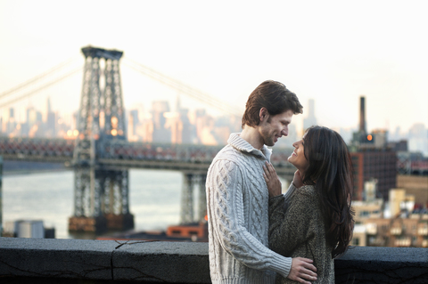 Glückliches junges Paar vor der Williamsburg Bridge, lizenzfreies Stockfoto