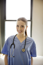 Porträt einer lächelnden Ärztin in einer Klinik - CAVF02988