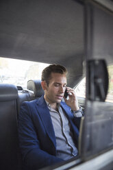 Geschäftsmann telefoniert während der Fahrt im Auto - CAVF03078