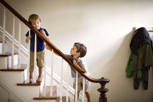 Brüder stehen am Treppengeländer eines Hauses - CAVF03260