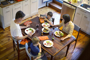 Hohe Winkel Ansicht der Familie essen Essen am Esstisch in der Küche - CAVF03267