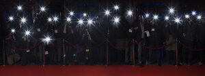 Paparazzi fotografieren mit Blitzlicht am roten Teppich - CAIF08167