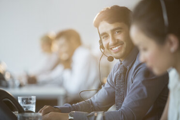 Geschäftsmann mit Headset im Büro - CAIF08169