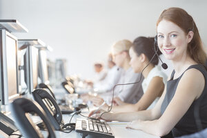 Geschäftsfrau mit Headset im Büro - CAIF08170