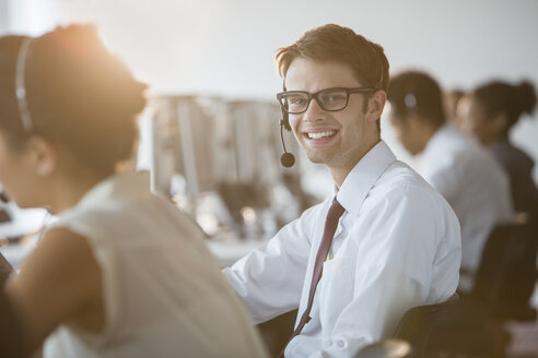 Geschäftsmann mit Headset im Büro - CAIF08175