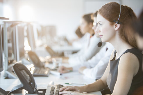 Geschäftsfrau mit Headset im Büro - CAIF08177