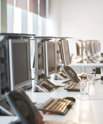 Computer und Telefone am Schreibtisch im Büro - CAIF08178