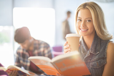 Universitätsstudent beim Lesen und Kaffeetrinken - CAIF08182