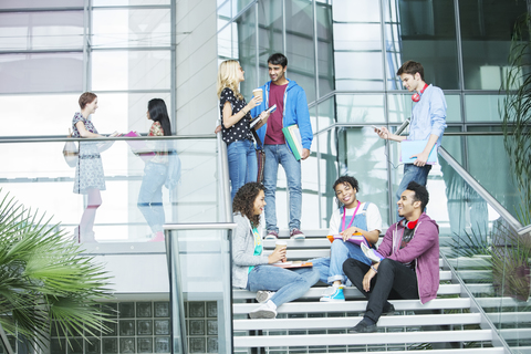 Universitätsstudenten entspannen sich auf einer Treppe, lizenzfreies Stockfoto