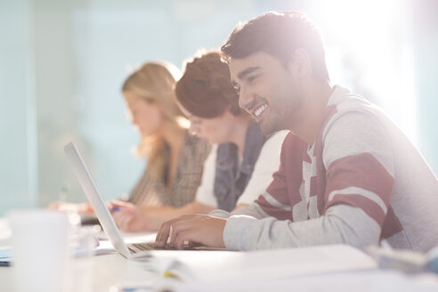 Universitätsstudent benutzt Laptop im Klassenzimmer - CAIF08190