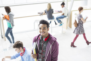 Universitätsstudent lächelnd - CAIF08191