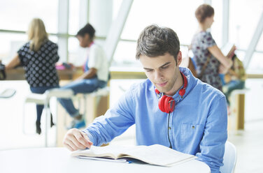 Universitätsstudent beim Lesen im Café - CAIF08200