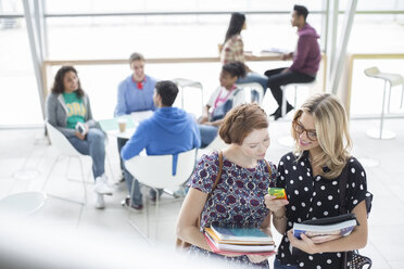 Universitätsstudenten benutzen Mobiltelefon im Café - CAIF08201