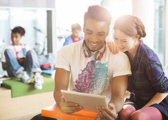 Universitätsstudenten nutzen digitales Tablet im Aufenthaltsraum - CAIF08209