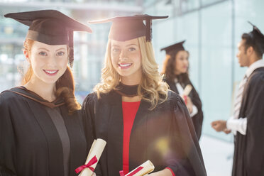 Lächelnde Absolventen mit ihren Diplomen - CAIF08211