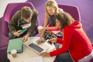 Universitätsstudenten benutzen Laptop im Aufenthaltsraum - CAIF08213