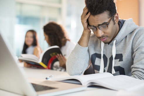 Universitätsstudent liest im Klassenzimmer - CAIF08217