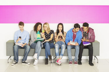 Universitätsstudenten auf einer Bank sitzend - CAIF08221