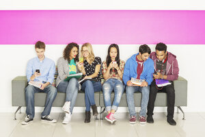 Universitätsstudenten auf einer Bank sitzend - CAIF08221
