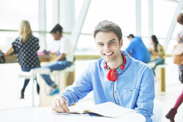 Universitätsstudent lächelnd im Cafe - CAIF08222