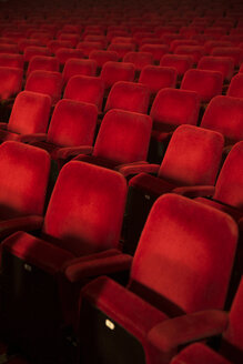 Leere Sitze im Theatersaal - CAIF08223