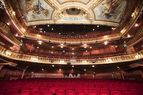 Balkon, Sitze und verzierte Decke im Theatersaal - CAIF08224