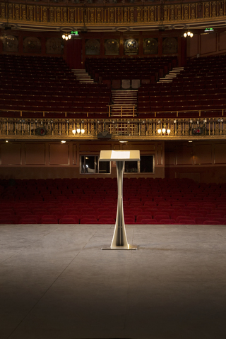 Podium auf der Bühne eines leeren Theaters, lizenzfreies Stockfoto