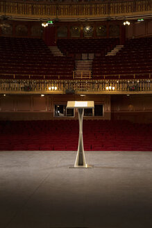 Podium auf der Bühne eines leeren Theaters - CAIF08228