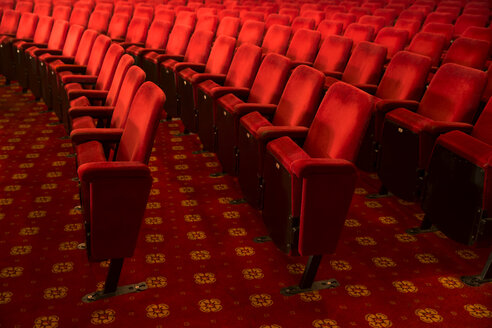 Sitze im leeren Theatersaal - CAIF08231