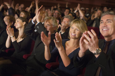 Begeistertes Publikum klatscht im Theater - CAIF08297
