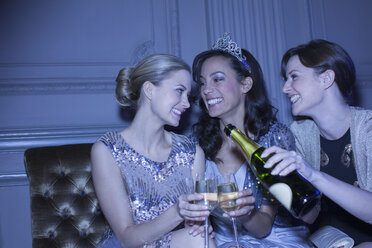 Gut gekleidete Frauen trinken Champagner in einem luxuriösen Nachtclub - CAIF08304