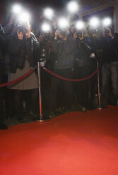 Paparazzi fotografieren mit Blitzlicht bei einer Veranstaltung auf dem roten Teppich - CAIF08313