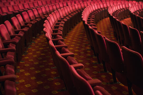 Sitze im leeren Theatersaal - CAIF08371