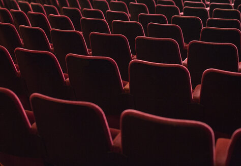 Sitze im leeren Theatersaal - CAIF08390
