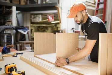 Schreiner bei der Arbeit in der Werkstatt - CAVF03280