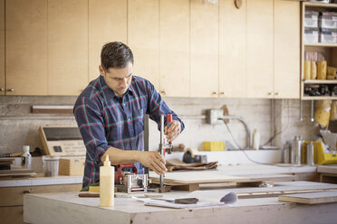 Schreiner bei der Arbeit in der Werkstatt - CAVF03286