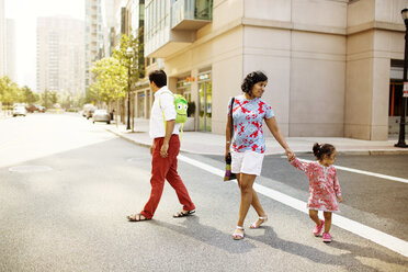 Familie auf der Straße - CAVF03348