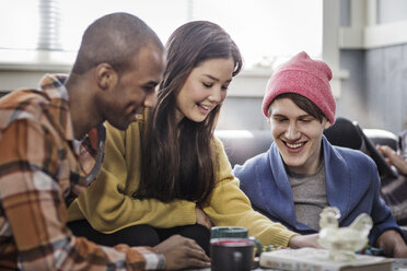 Lächelnde Freunde, die zu Hause ein Pflockspiel spielen - CAVF03576