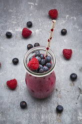 Glass bottle of berry smoothie - LVF06772