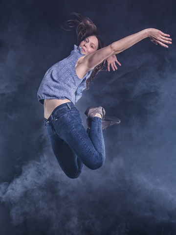 Junge Frau springt in die Luft, lizenzfreies Stockfoto