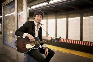 Porträt eines Straßenmusikers in der U-Bahn - CAVF03637