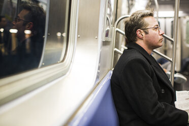 Mann schaut weg, während er in der U-Bahn reist - CAVF03668