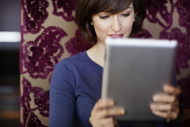 Geschäftsfrau mit Tablet-Computer auf dem Sofa im Büro - CAVF03831