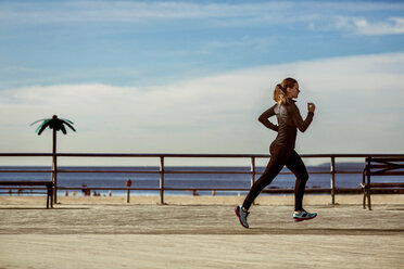 Schwimmer joggt am Pier am Strand - CAVF04015