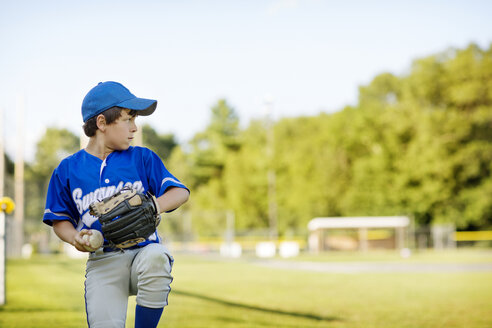 Junge spielt Baseball auf einem Feld - CAVF04025