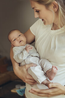Neugeborenes Baby in den Armen der Mutter - MFF04388