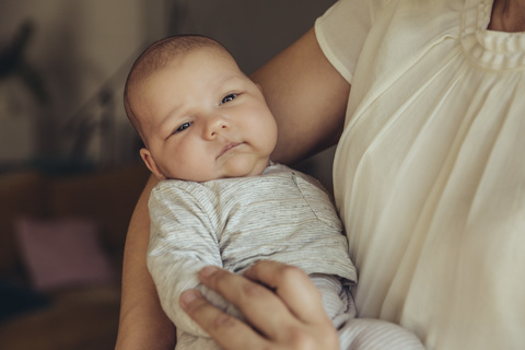 Neugeborenes Baby in den Armen der Mutter, lizenzfreies Stockfoto